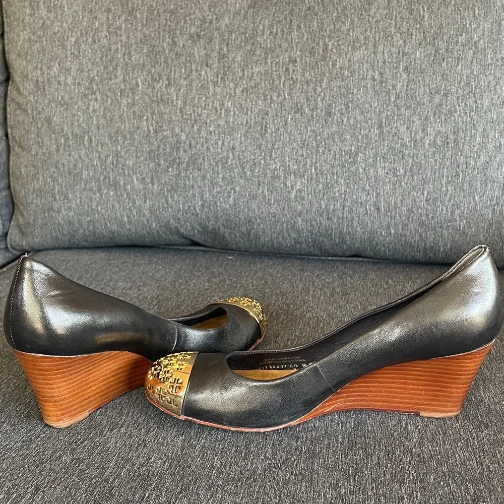 Tory Burch wedges US 6 black leather gold cap with logo realtor designer elegant